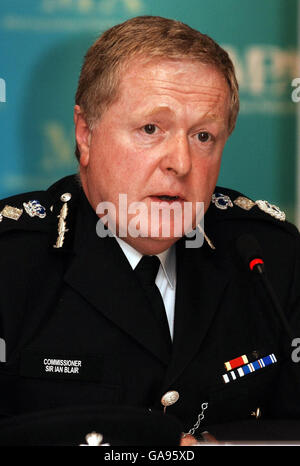 NEUÜBERTRAGUNG NAMENSKORREKTUR METROPOLITAN Police Commissioner Sir Ian Blair spricht bei einer monatlichen Sitzung der Metropolitan Police Authority (MPA) über die tödliche Erschießung von Jean Charles de Menezes am 22. Juli 2005. Stockfoto