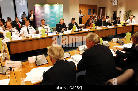 Metropolitan Police Commissioner Sir Ian Blair (oben, Mitte) spricht bei einem monatlichen Treffen der Metropolitan Police Authority (MPA) über die tödliche Erschießung von Jean Charles de Menezes am 22. Juli 2005. Stockfoto