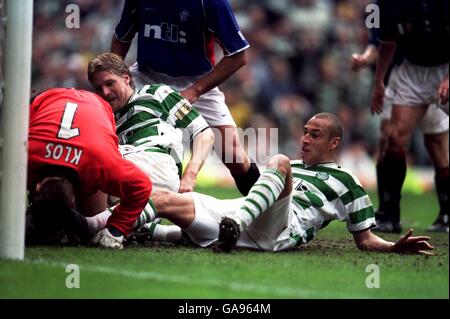 Scottish Soccer - Bank of Scotland Premier League - Celtic gegen Rangers. Die Celtic-Kämpfer Johan Mjallby und Henrik Larsson fangen dem Rangers-Torwart Stefan Klos ins Gesicht, bevor es zu Kämpfen zwischen beiden Seiten kommt Stockfoto