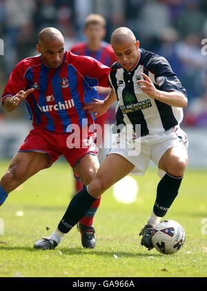 Fußball - Nationwide League Division One - West Bromwich Albion / Crystal Palace. Neil Clement von West Bromwich Albion kämpft mit Curtis Fleming von Crystal Palace um den Ball Stockfoto