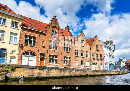 Brügge, Belgien. Malerische Stadtansicht von Brugge Kanal Spiegelrei mit schönen mittelalterlichen Häusern und Reflexionen, Flandern Stockfoto