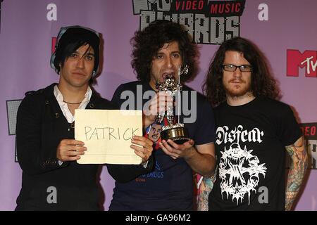 Die Fall Out Boy-Mitglieder Pete Wentz (links), Joe Trohman (Mitte) und Andy Hurley wurden bei den MTV Video Music Awards im Palms Casino Resort, Las Veags, als Beste Gruppe ausgezeichnet. Stockfoto