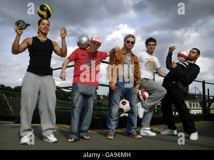 (Von links nach rechts) Jeremy von Hornchurch, Mikey von Liverpool, Danny von Enfield, Paul Woody von Garden City und Sami von Leeds zeigen ihre Fußballfähigkeiten während einer Fotosession auf der Farm Lane in Chelsea, London. Sie treten in einem neuen Film in den Händen der Götter auf, der heute Abend in Großbritannien Premiere feiert. Stockfoto