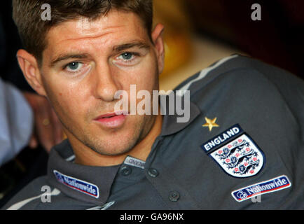 FUSSBALL - UEFA European Championship 2008 Qualifying - Gruppe E - England Pressekonferenz - The Grove Hotel. Steven Gerrard aus England während einer Pressekonferenz im Grove Hotel, Hertfordshire. Stockfoto