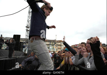 Ricky Wilson von den Kaiser Chiefs tritt auf der Bühne auf, als Vodafone TBA die Kaiser Chiefs im Konzert auf der Blackpool Promenade präsentiert. Stockfoto