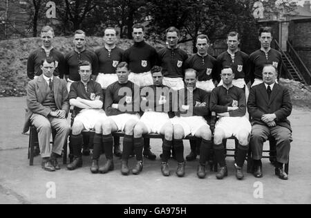 Arsenal Team-Gruppe: (Hintere Reihe, l-r) Cope, Alf Baker, Tom Parker, Dan Lewis, Jack Butler, Bob John, Andy Kennedy, Seddon (vordere Reihe, l-r) Trainer Tom Whittaker, Joe Hulme, Charlie Buchan, Jimmy Brain, Billy Blyth, Hoar, Manager Herbert Chapman. Stockfoto