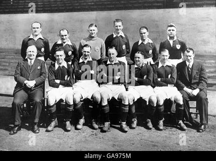 Arsenal-Teamgruppe: (Hintere Reihe, l-r) Tom Parker, Charlie Jones, Frank Moss, Herbie Roberts, Bob John, Eddie Hapgood (erste Reihe, l-r) Manager Herbert Chapman, Joe Hulme, David Jack, Jack Lambert, Alex James, Cliff Bastin, Trainer Tom Whittaker Stockfoto