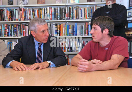 Justizminister Jack Straw besucht heute zum ersten Mal seit dem Lohnstreik der Gefängnisbeamten im letzten Monat ein Gefängnis. Er war im HMP Preston und nahm an einem Round-Table-Gespräch mit Gefangenen über die Folgen des Streiks Teil. Stockfoto