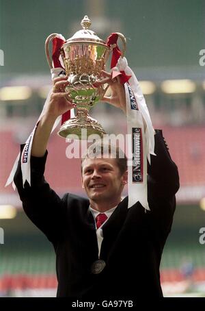 Fußball - Nationwide League Division Three - Play Off Finale - Cheltenham Town gegen Rushden und Diamonds. Steve Cotterill, der Manager von Cheltenham Town, hebt den Pokal an Stockfoto