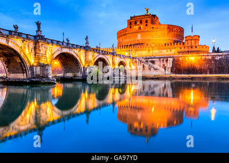 Rom, Italien. Schloss Sant Angelo Dämmerung, als Mausoleum in 123AD alten römischen Reiches Wahrzeichen von Kaiser Hadrian gebaut. Stockfoto