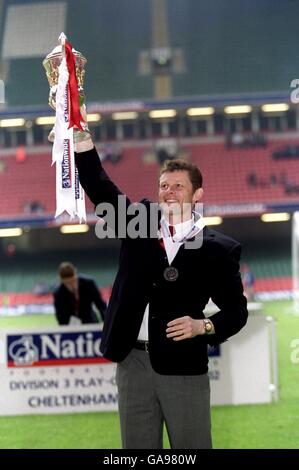 Steve Cotterill, der Manager von Cheltenham Town, hebt den Pokal an Stockfoto