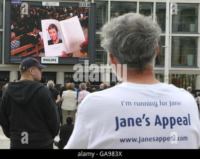 Menschenmassen versammeln sich auf dem Millennium Square in Leeds, um die Beerdigung der Spendenaktion für Wohltätigkeitsorganisationen Jane Tomlinson zu sehen, die ihren siebenjährigen Kampf mit Krebs im Alter von 43 Jahren verlor. Stockfoto