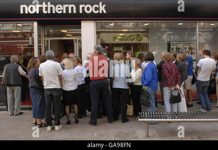 Kunden stehen vor einer Niederlassung von Northern Rock in Kingston upon Thames. Stockfoto