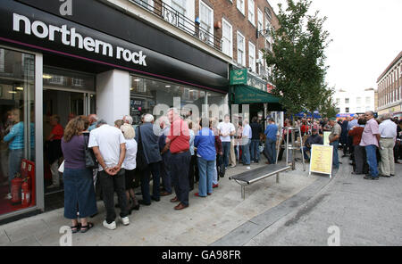 Kunden stehen vor einer Niederlassung von Northern Rock in Kingston upon Thames. Stockfoto