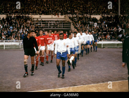 Fußball - Weltmeisterschaft England 66 - Play Off auf dem dritten Platz - Portugal gegen UdSSR - Wembley Stadium. Die beiden Teams gehen auf den Platz Portugal, geführt von Kapitän Colunna und dem Mannschaftskapitän der UdSSR Albert Shesterniev Stockfoto