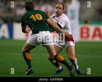 Rugby Union - IRB Rugby World Cup 2007 - Pool A - England gegen Südafrika - Stade De France. Der Engländer Mike Catt und der Südafrikaner Butch James Stockfoto