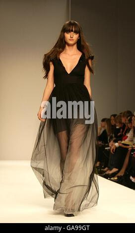 Ein Model trägt eine Kreation des Designers Jens Laugesen während der London Fashion Week im BFC Tent, Natural History Museum, London. Stockfoto