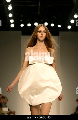 Ein Model trägt eine Kreation des Designers Jens Laugesen während der London Fashion Week im BFC Tent, Natural History Museum, London. Stockfoto