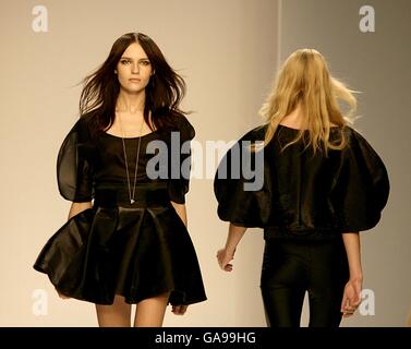 Models tragen Kreationen des Designers Jens Laugesen während der London Fashion Week im BFC Tent, Natural History Museum, London. Stockfoto