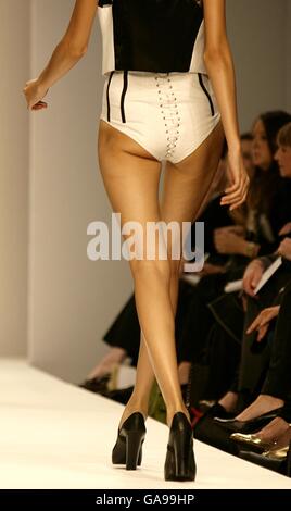 Ein Model trägt eine Kreation des Designers Jens Laugesen während der London Fashion Week im BFC Tent, Natural History Museum, London. Stockfoto