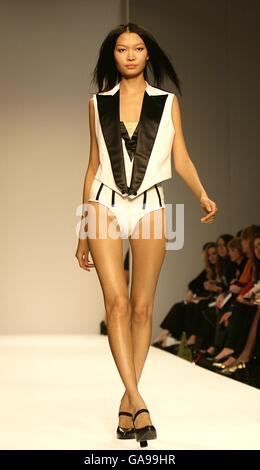 Ein Model trägt eine Kreation des Designers Jens Laugesen während der London Fashion Week im BFC Tent, Natural History Museum, London. Stockfoto