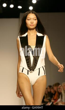 Ein Model trägt eine Kreation des Designers Jens Laugesen während der London Fashion Week im BFC Tent, Natural History Museum, London. Stockfoto