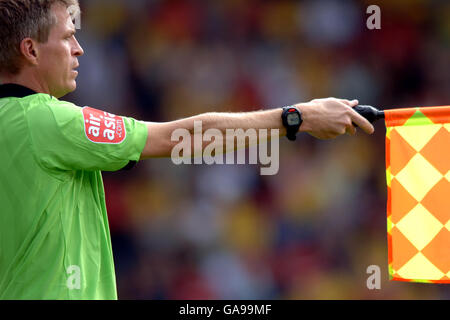 Beamte zeigen den neuen airasia.com Sponsor auf ihren Hemden Stockfoto