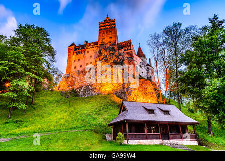 Schloss Bran, Rumänien - atemberaubende HDR-Twilight-Bild Dracula-Burg in Siebenbürgen, mittelalterlichen Wahrzeichen. Stockfoto