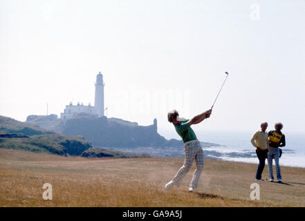 (L-R) Tom Watson spielt vom neunten Fairway, beobachtet von Jack Nicklaus und seinem Caddie Stockfoto