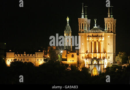 Blick Auf Lyon City. Das Basilique de Fourviere blickt nachts auf die Stadt Lyon in der Rhone-Alpen-Region Frankreichs Stockfoto