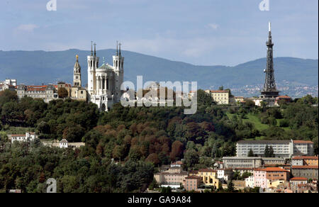 Die Basilika von Fourviere und ein Kommunikationsturm, der vor Ort als der kleine Eiffelturm bekannt ist, überblicken die Stadt Lyon in der Rhone-Alpen-Region von Frankreich Stockfoto