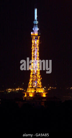 Ein Kommunikationsturm, vor Ort bekannt als der kleine Eiffelturm, überblickt die Stadt Lyon bei Nacht in der Rhone-Alpen-Region von Frankreich Stockfoto