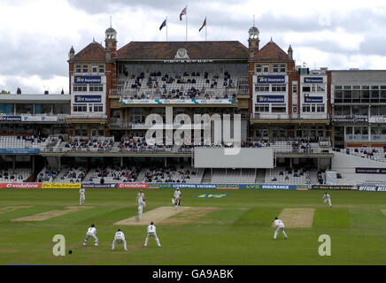 Ein allgemeiner Blick auf Mark Ramprakash von Surrey in Aktion während des Liverpool Victoria County Championship Division One Spiels beim Brit Oval in Kennington, London. Stockfoto