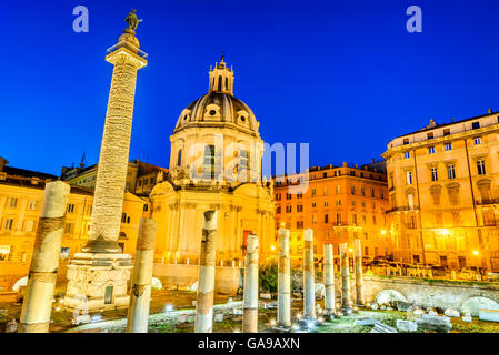 Rom, Italien. Die Kirche am Heiligen Namen Mariens und die römische Siegessäule in der Dämmerung auf Trajan-Forum. Stockfoto