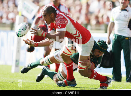 Inoke Afeaki von Tonga wird vom südafrikanischen Victor Matfield während des IRB Rugby World Cup Pool A-Spiels im Stade Felix Bollaert, Lens, Frankreich, angegangen. Stockfoto