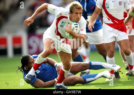 Rugby Union - IRB Rugby-Weltmeisterschaft 2007 - Pool A - England / Samoa - Stade de la Beaujoire. Der englische Jonny Wilkinson trägt den Ball vom Tackle weg. Stockfoto