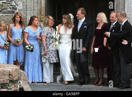 Freunde und Familie schließen sich Sarah Smith, der ältesten Tochter des ehemaligen Labour Party-Führers John Smith, an, als sie Iona Abbey mit ihrem Ehemann Simon Conway nach ihrer heutigen Hochzeit verlässt. Stockfoto