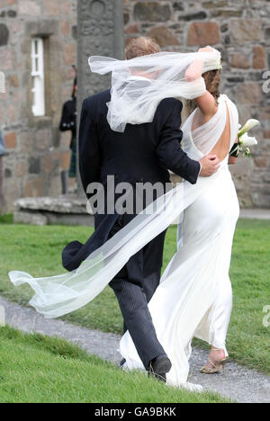 Sarah Smith, älteste Tochter des ehemaligen Labour Party-Führers John Smith, verlässt Iona Abbey mit Ehemann Simon Conway nach ihrer heutigen Hochzeit. Stockfoto