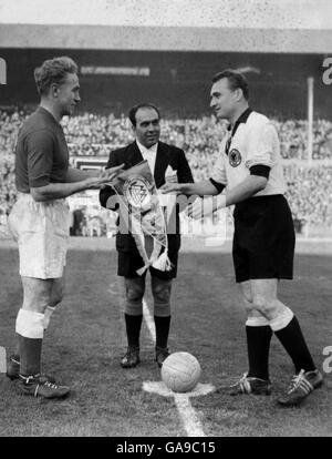 Fußball - freundlich - England gegen Westdeutschland. Der englische Kapitän Billy Wright (l) tauscht sich mit dem westdeutschen Kapitän Jupp Posipal (r) aus, beobachtet von Schiedsrichter Vicenzo Orlandini (c) Stockfoto