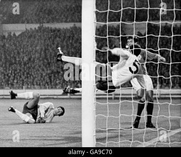 (L-R) Englands Torhüter Gordon Banks sieht zu, wie Teamkollege David Sadler den Ball spektakulär aus der Linie zieht, wobei der Nordirländer Willie Irvine darauf wartet, den letzten Schliff zu geben Stockfoto