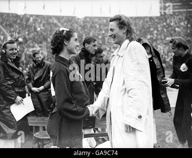 Die Silbermedaillengewinnerin Dorothy Manley aus Großbritannien (l) gratuliert der Holländerin Fanny Blankers-Koen (r) zum Gewinn des Goldes, einer von drei, die sie während der Spiele gewonnen hat Stockfoto