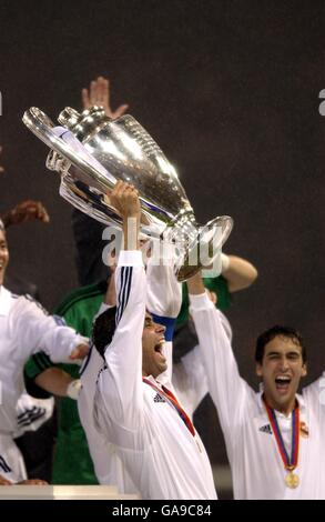 Fußball - UEFA Champions League - Finale - Bayer Leverkusen / Real Madrid. Fernando Hierro von Real Madrid hebt die Europameisterschaft an Stockfoto