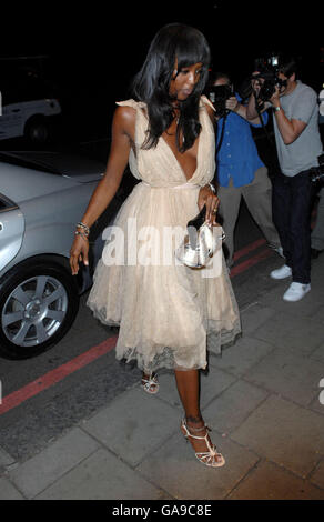 Naomi Campbell kommt zu einem Mayor's London Black Leaders Dinner zu Ehren von Nelson Mandela im Dorchester Hotel, London. Stockfoto