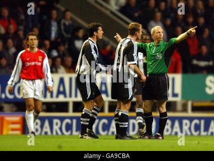 Fußball - FA Barclaycard Premiership - Newcastle United / Arsenal. Schiedsrichter Neale Barry (r) verleiht Arsenal einen Freistoß gegen den Ekel von Gary Speed (l) und Alan Shearer (r) aus Newcastle Stockfoto