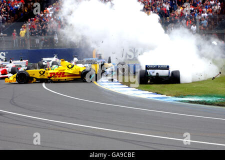 Es kommt zu Blutvergießen, nachdem Williams-Pilot Ralf Schumacher Ferrari überfuhr Rubens Barrichello beim Australian Grand Prix in Melbourne bei Albert Park Stockfoto