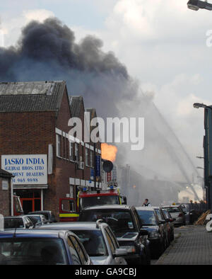 Feuerwehrleute kämpfen gegen einen Brand in einem Lagerhaus im Park Royal im Nordwesten Londons. Stockfoto