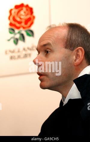 Lloyds TSB Six Nations Rugby - England Team Ankündigung, Schottland zu spielen. Der englische Trainer Clive Woodward spricht mit der Presse, bevor England das Six Nations-Spiel gegen Schottland eröffnet Stockfoto