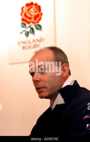 Lloyds TSB Six Nations Rugby - England Team Ankündigung, Schottland zu spielen. Der englische Trainer Clive Woodward spricht mit der Presse, bevor England das Six Nations-Spiel gegen Schottland eröffnet Stockfoto