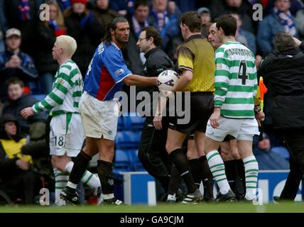 Der Kapitän der Rangers, Lorenzo Amoruso, schüttelt sich die Hände mit dem Schiedsrichter Hugh Dallas Am Ende des Spiels Stockfoto