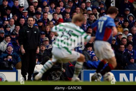 Scottish Soccer - Bank of Scotland Premier League - Rangers gegen Celtic. Celtic-Manager Martin O'Neill beobachtet das Spiel des Old Firm Derby während seines 100. Spiels, das für Celtic verantwortlich ist Stockfoto